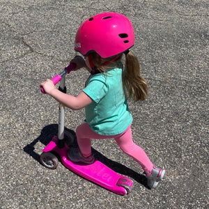 
                
                    Load image into Gallery viewer, Beleev 3 wheel scooter, happy kid riding photo
                
            